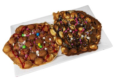 Çikolatalı waffle, meyve ve beyaz tabakta çeşitli dolgular..
