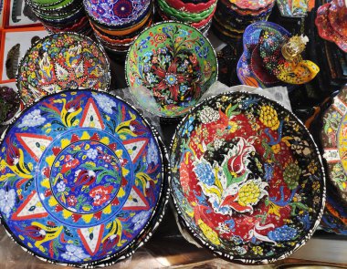 İstanbul büyük pazarında el yapımı seramik tabaklar. Türkiye.