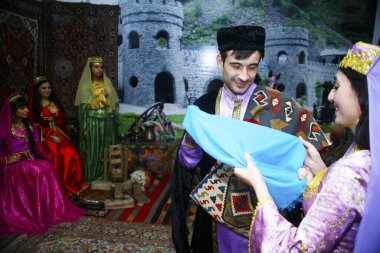 BAKU, AZERBAIJAN-26 Mayıs 2017: Düğün töreni, Doğu, Türkçe, Azerbaycan ayinleri, gelin ve damat, ulusal kostümlü konuklar.