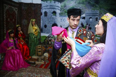 BAKU, AZERBAIJAN-26 Mayıs 2017: Düğün töreni, Doğu, Türkçe, Azerbaycan ayinleri, gelin ve damat, ulusal kostümlü konuklar.