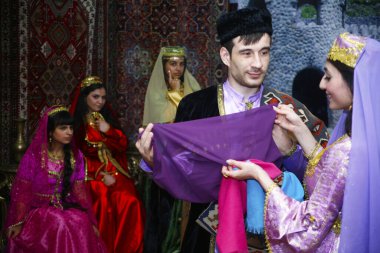 BAKU, AZERBAIJAN-26 Mayıs 2017: Düğün töreni, Doğu, Türkçe, Azerbaycan ayinleri, gelin ve damat, ulusal kostümlü konuklar.