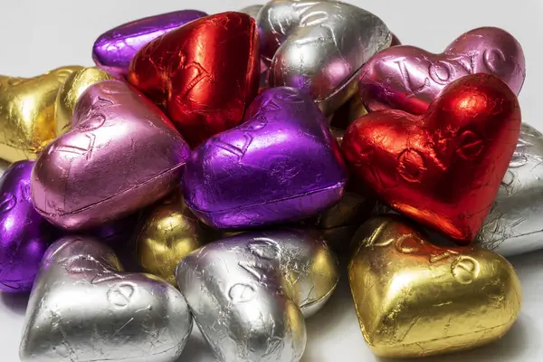 Beyaz arka planda çok renkli kalp şekilli çikolatalar. Kapat. Sevgililer Günü Konsepti.