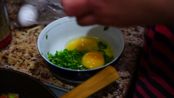 Uma Mulher Prepara Ovos Com Ervas Para Café Manhã — Vídeo de Stock