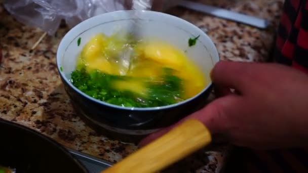 식사용 향료를 곁들인 달걀을 준비하는 — 비디오