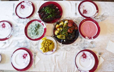 Masadaki tabakta çeşitli vejetaryen yemekleri var..