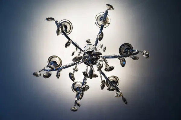Lustre Cristal Avec Des Ampoules Lumineuses Suspendues Plafond Dans Pièce Photo De Stock