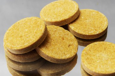 Gri arka planda sarı vitamin hapları.