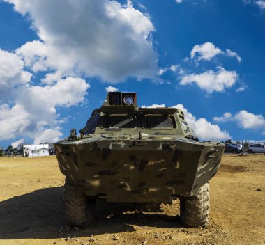 Savaş alanında hasarlı tanklar, zırhlı araçlar ve ekipmanlar. Askeri teknisyenler. Pankartlar ve reklamlar için geniş resim