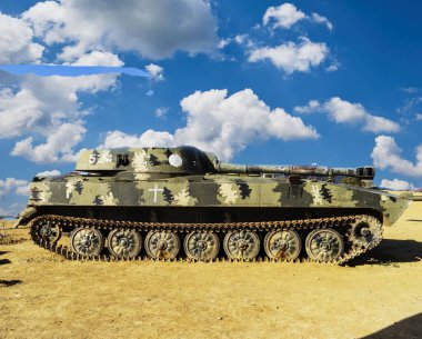 Savaş alanında hasarlı tanklar, zırhlı araçlar ve ekipmanlar. Askeri teknisyenler. Pankartlar ve reklamlar için geniş resim