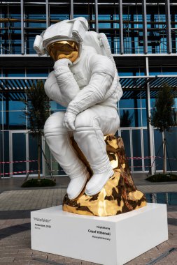 Kozmonot anıtı, şehirde beyaz bir uzay elbisesi içindeki astronot.