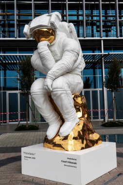 Kozmonot anıtı, şehirde beyaz bir uzay elbisesi içindeki astronot.