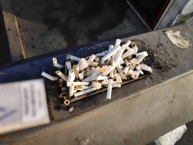 Sigara izmaritleri çöpte. Sağlık koruması.