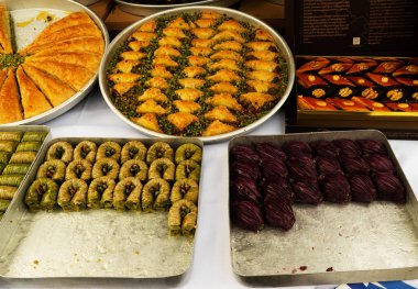 Türkçe, Bakü baklavası, tezgahta satılık çeşitli doğu tatlıları.