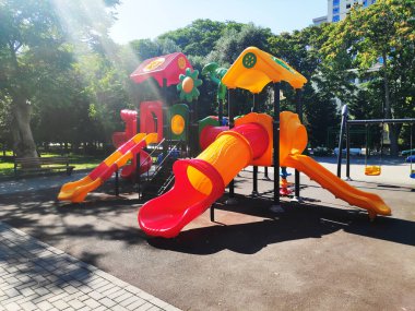 Renkli çocuklar çocuk parkı salıncakları ve çocuksuz tarlalar