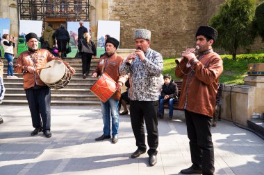 AZERBAIJAN, BAKU - 24 Haziran 2022: Konser, bahar festivalinde müzisyenlerin performansı, Novruz Bayram Bakü 'de.