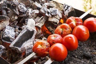 Kömürde kızaran kırmızı taze domatesler..
