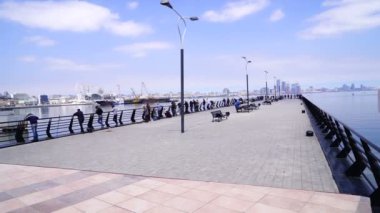 Balıkçılar Hazar Denizi Rıhtımı 'nda balık yakalıyor. Bakü Şehri..
