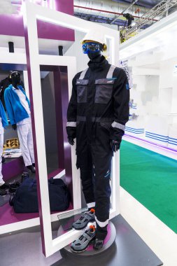 Sergide, müteahhitler, petrol ve gaz sanayii çalışanları ve mankenler için özel çalışan kadın ve erkek koruyucu giysileri sergileniyor. Güvenlik yönetmeliklerine uymak. Bakü, Azerbaycan.
