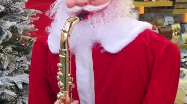 Noel Baba Bebek Noel ve Yeni Yıl 'da saksafon çalar.