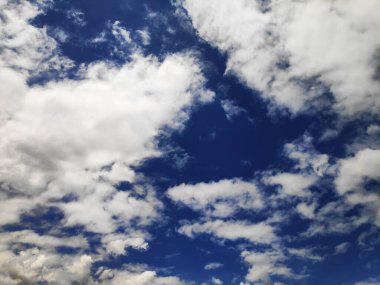 Mavi gökyüzü ve Beyaz Bulut doğa arka planı. Mavi gökyüzünde güzel bir bulut.