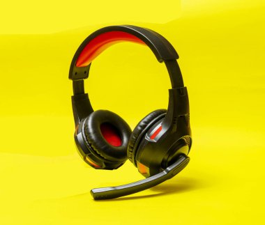 Kablosuz kulaklık, tam boy kulaklık, sarı arka planda siyah deri, kırpma yolu ile izole edilmiş.