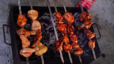 Izgara şiş şiş şiş şiş şiş, şiş kebap tavuk, koyun eti. Meyveli, baharatlı ve baharatlı et dilimleri. Barbekü pikniği barbekü partisi. Üst görünüm