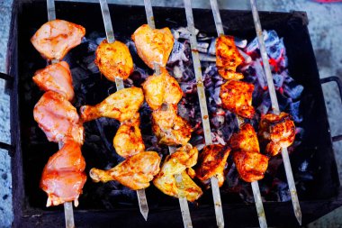 Kömürde kavrulmuş baharatlı domuz ve tavuk şiş kebabı.