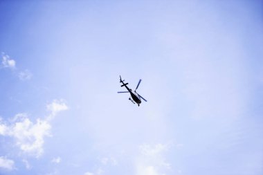 mavi bulutlu gökyüzü uçan helikopter