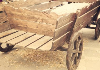 Eski ahşap araba bahçede duruyor.