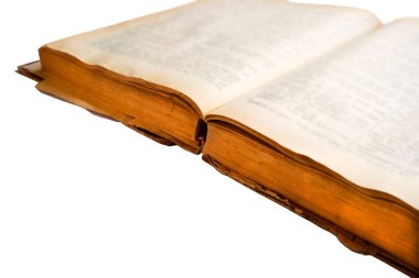 Beyaz arkaplanda Arapça çok eski bir kitap.