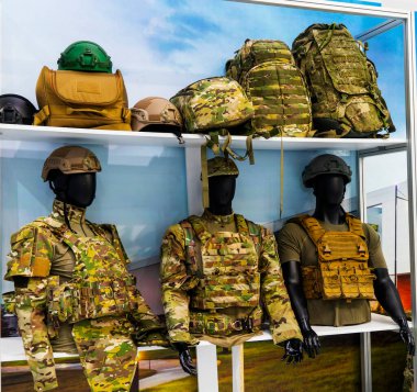 Sergide modern askeri koruyucu giysiler mankenlerde sergileniyor.