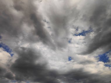 Dramatik, karanlık, mavi bulutlu gökyüzü, dramatik gökyüzü ve şimşek. Kara bulutlu kötü hava. Dramatik Gökyüzünde Yağmur ve Fırtına,