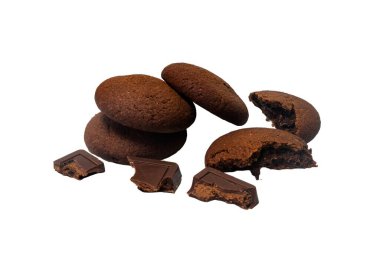 Şeffaf arkaplanda çikolata olan kahverengi yulaflı kurabiyeler..