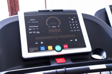 Modern bir spor salonu iç ekipmanları ile. Akşam arka plan ışığı içinde fitness kardiyo egzersizi için koşu bandı sıra ile fitness kulübü. Sağlıklı yaşam konsepti