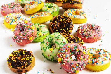 Beyaz arka plan üzerinde izole çeşitli renkli donut kümesi. Üstten Görünüm