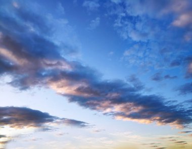 Güzel beyaz bulutlu mavi gökyüzü bir bahar günü