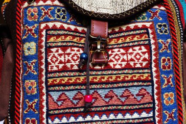 Geleneksel Türk el sanatları. Renkli işlemeli Tekstil sırt çantaları ve çantaları şark süsleme ile yakın çekim.