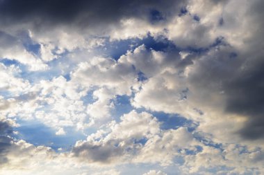 Destansı dramatik fırtına koyu gri menekşe kümülüs yağmur bulutları mavi gökyüzü arka plan dokusu, gök gürültüsü fırtına.