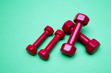 Yeşil arka planda birkaç küçük dambıl