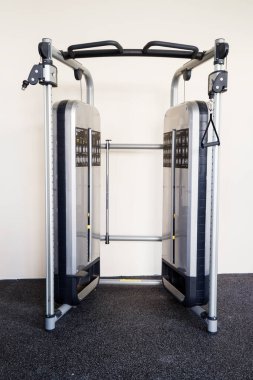 Spor salonunda farklı egzersiz makineleri yelpazesi