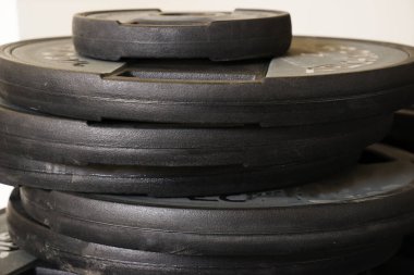Siyah metal halterli krepler üst üste yığılmış. Spor salonu krepi, yakın plan.