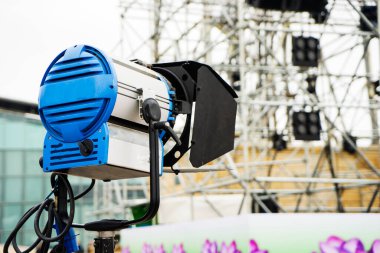 Şehir parkındaki bir tiyatro sahnesinde sahne ışıkları