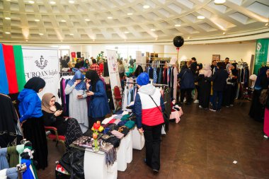 Bakü, Azerbaycan, 20 Nisan 2019 Ramazan veya Novruz bayramı, Doğu, Türk, Azerbaycan ulusal giysi tatlısı ve çeşitli yemeklerin fuar, sergi satışı