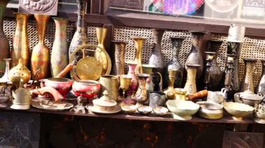 Eski şehir Bakü, Azerbaycan 'daki antika dükkanları. Vitrinlerde antika sofra takımı. Bakü Eski Kenti sokaklarında turistler için hediyelik eşyalar. Antik sürahiler, tablolar ve diğer hatıralar