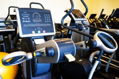 Modern spor salonunun içi ekipmanlarla dolu. Akşamları spor salonu için koşu bantları olan spor kulübü..