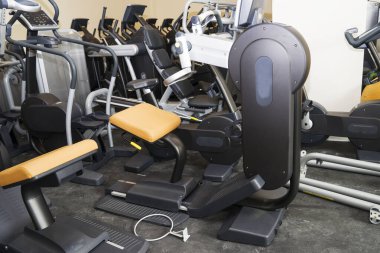 Apartman sakinleri için spor salonu oda. Farklı egzersiz aletleri ve ağırlık.