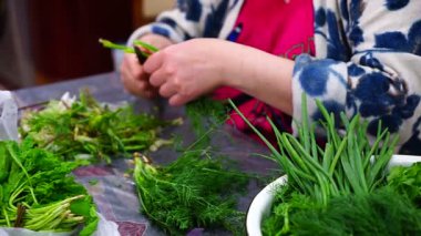 Mutfakta sebze salatası yapan bir kadın.