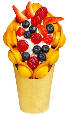 Çeşitli meyveli waffle ve kağıt bardakta çikolata.