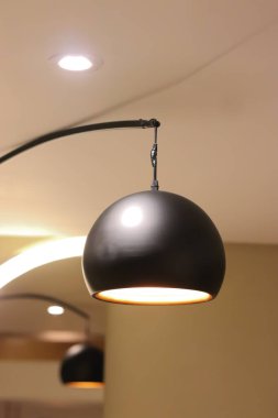 Geceleri restoranın iç ışıkları.