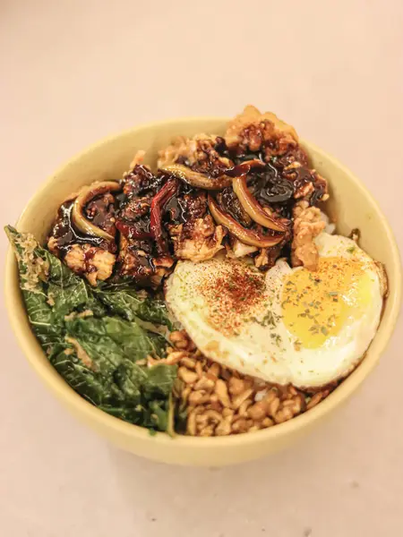 Yumurtalı, tavuklu ve sebzeli baharatlı Asya eriştesi..